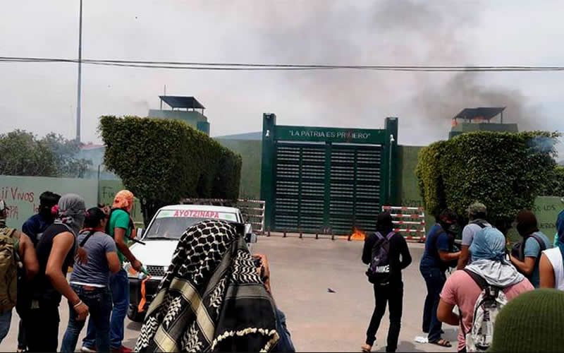 Atacan cuartel militar con petardos y bombas en protesta por desaparecidos de Ayotzinapa